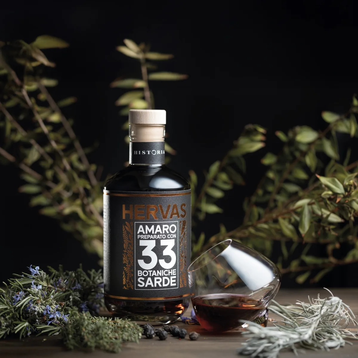 Bottiglia di amaro Hervas con 33 botaniche sarde